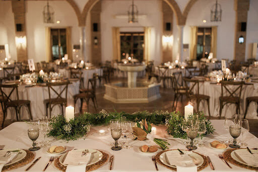 Finca la cortezona desde el interior con el catering preparado e iluminado de forma suave con luz de velas