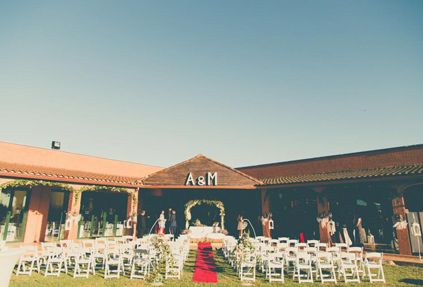 Cortijo Palacitos desde exterior con una ceremonia de boda preparada al aire libre