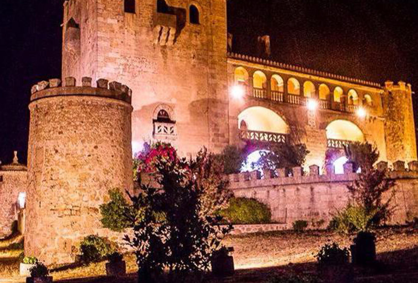 Castillo de Piedrabuena desde fuera iluminado 