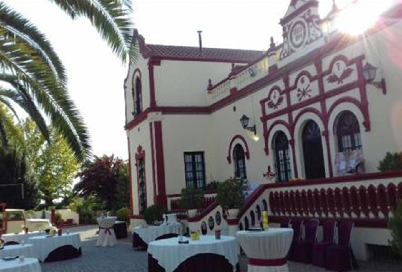 Palacio Villarosa desde fuera con zona de cocktel preparada